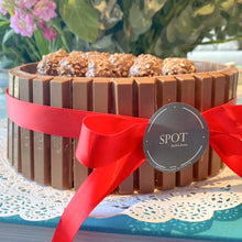 Cargar imagen en el visor de la galería, Postre de chocolate Ferrero, Kitkat. Pastel de chocolate.
